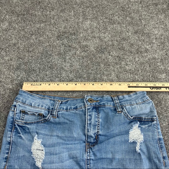 !it Jean skirt size 4 light wash distressed - Picture 5 of 9
